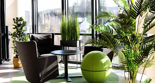Ett samle område med kunstige planter i ulike størrelser og farger