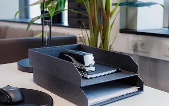 En stiftemaskin i en brevholder