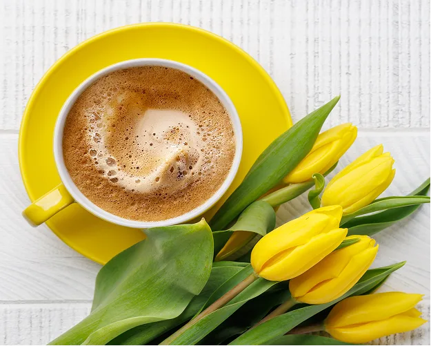 En kaffekopp med påskedekorasjon og påskeegg rundt