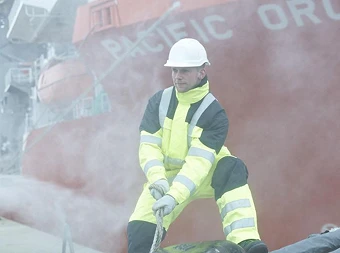 En person som har på seg Multinorm arbeidsklær