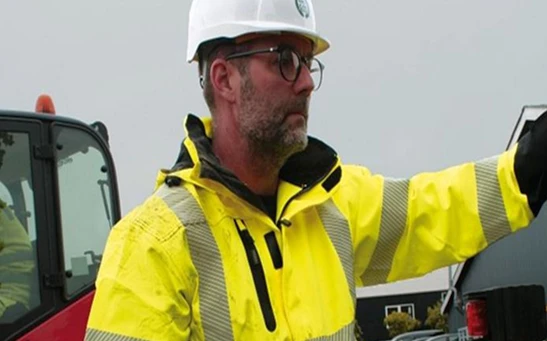 En person iført HiVis arbeidsklær
